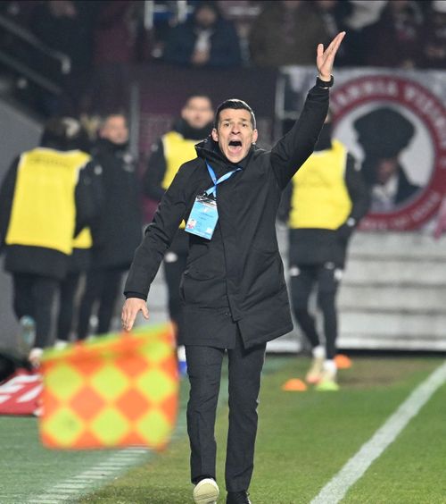 Galcă s-a săturat  Jucătorul care a costat-o pe Rapid   900.000 de euro  ar fi pe lista neagră » Ce l-ar fi enervat pe tehnician