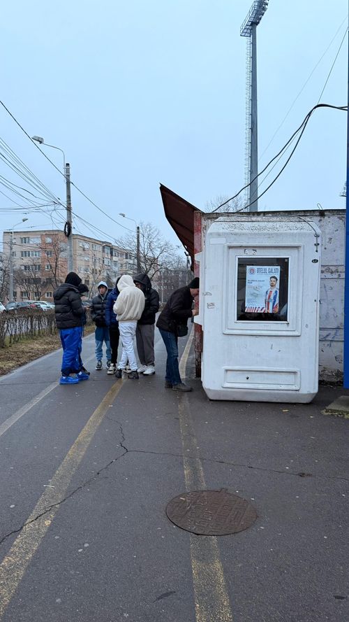 Fanii Oțelului stau la coadă pentru a prinde ultimele 100 de bilete la meciul cu FCSB Foto Vlad Nedelea GOLAZO.ro.jpeg