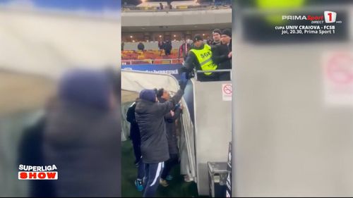 Dinamo - U Craiova. Ștefan Baiaram scuipă un fan la ieșirea de pe teren. Foto - captură Prima Sport (1).jpg