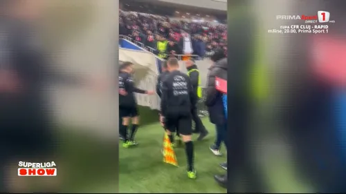 Dinamo - U Craiova. Istvan Kovacs, lovit de suporterii „câinilor” cu un obiect. Foto - captură Prima Sport (4).jpg