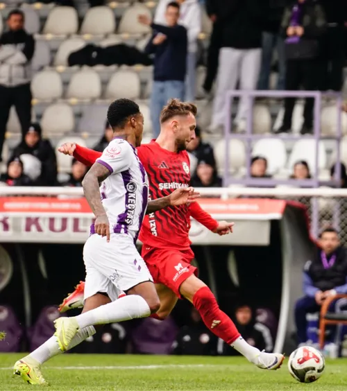 Drăguș, agresat de un adversar    FOTO:   Atacantul român, la un pas   să fie bătut:   „Cine nu-l poate opri pe teren, se enervează în afara lui”