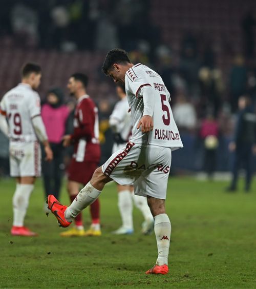 Dau vina pe gazon   Eliminați din Cupă, rapidiștii se plâng: „Mi-a zis un prieten că unde se duce el   să vaccineze oile  arată mai bine!”