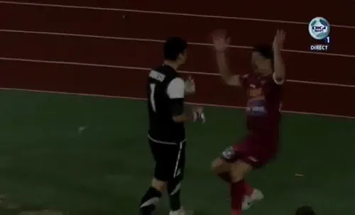 Momentul în care Bornescu și-a ieșit din minți și l-a lovit pe Cadu. Foto: Captură YouTube, @82PeterJohn