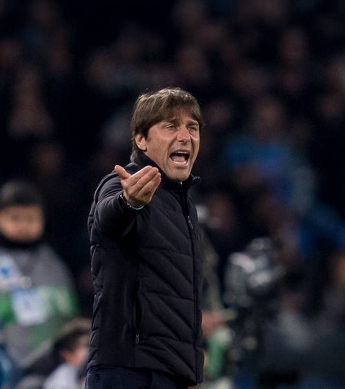 Conte a erupt!    VIDEO.  Arbitrul nu a auzit insultele, însă imaginile TV l-au dat de gol pe antrenorul lui Napoli:   „Mergi la VAR, tâmpitule!” . Ce riscă