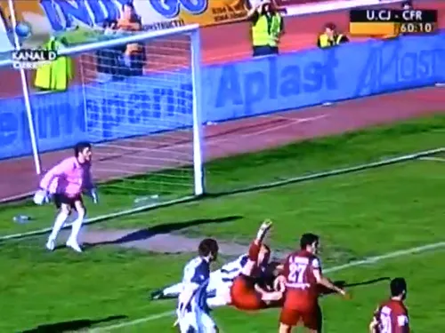 Penalty-ul făcut de Bilica în U Cluj - CFR 0-1, în 2008. Foto - capturi Kanal D (9).jpg