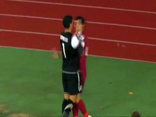 U Cluj - CFR, în 2008, bătaia dintre Bornescu și Cadu în meciul abandonat (4).jpg