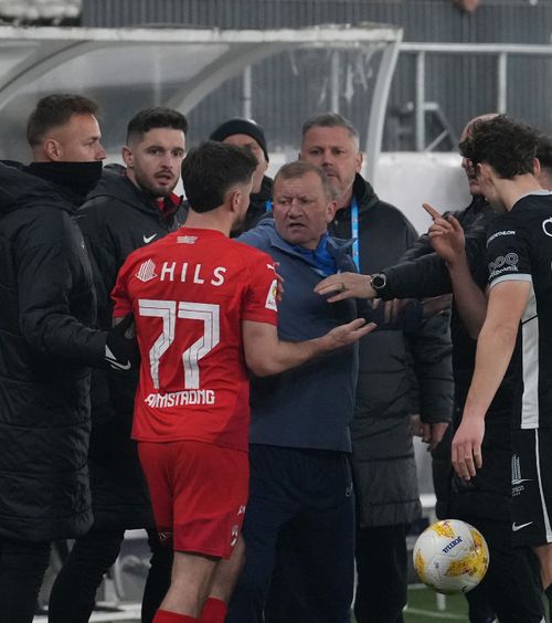 „A venit nervos să-mi ia mingea”    VIDEO+FOTO.    Dorinel Munteanu,  conflict cu Armstrong: „De ce mi-a dat galben? N-am avut nicio reacție!”. Ce se vede pe imagini