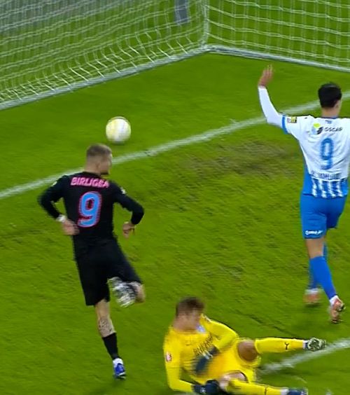 Moment sclipitor    FOTO.     Valentin Crețu  a dat peste cap toată apărarea oltenilor » Pasă de senzație la golul lui Bîrligea