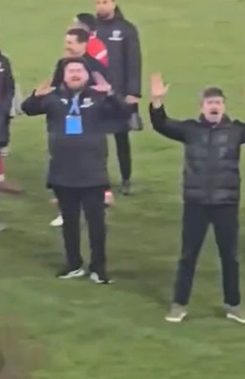 Ofițerul de presă Bogdan Alecu și crainicul echipei, Ștefan Știucă. Foto. captură/GSP.ro