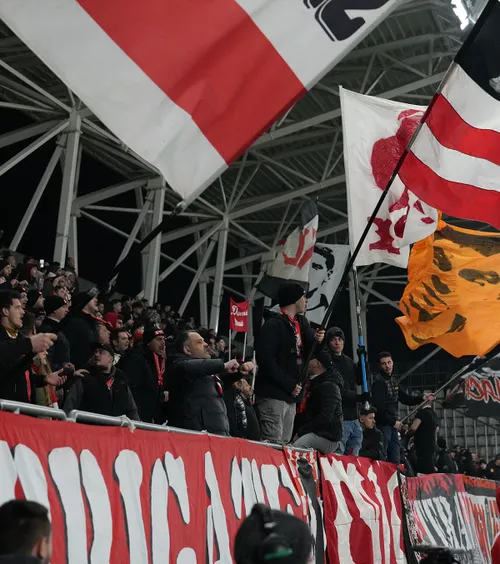 Derapaj rasist    FOTO.  Jucătorii și staff-ul lui Dinamo   au scandat lozinci rasiste  alături de ultrași, după meciul cu Hermannstadt! Cine a participat