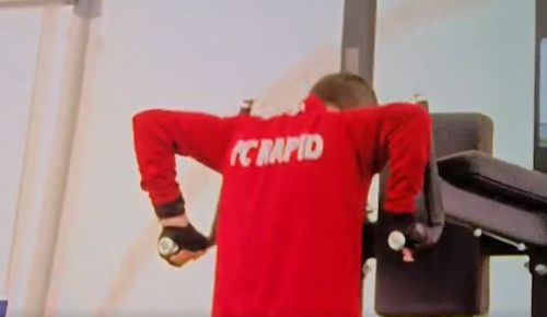 Costel Gâlcă, surprins la antrenament în timpul interviului lui Grameni. Foto - captură Digi Sport (1).jpg