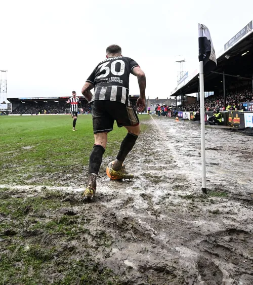 Lupte în noroi în FA Cup    FOTO:  Cum a arătat gazonul la un meci din 16-imile competiției din Anglia:   „Era o mlaștină înainte de start”