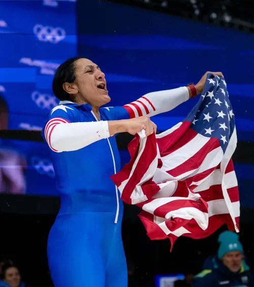 Campioana cu inimă de aur  Poveste de film la Jocurile Olimpice. Locul 1 la 41 de ani, doi copii surzi, unul cu sindrom Down:   „Soldații mei”