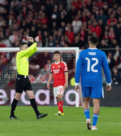 Explicația gestului arbitrului    FOTO.  Ce reprezintă   semnul cu mâinile  făcut de „central” după incidentul rasist de la Benfica - Real Madrid