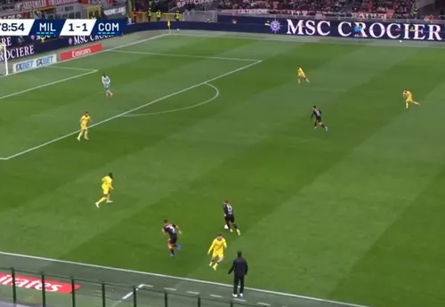 Gestul lui Cesc Fabregas față de Alexis Saelemaekers. Foto: captură X/Milan Xtra