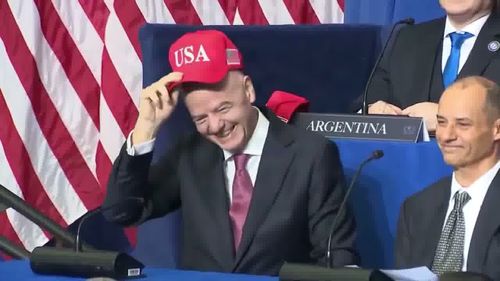 Gianni Infantino a purtat o șapcă roșie la la Consiliul pentru Pace al lui Donald Trump. Foto: „X”, @RapidResponse47