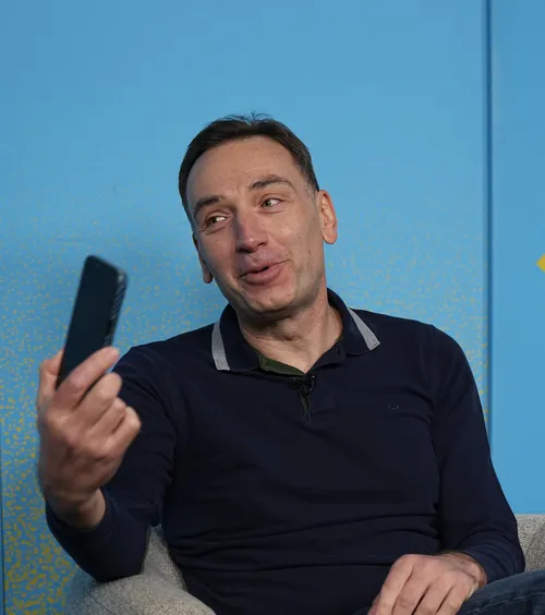 „Voi cum faceți, mă?!”  Jurnalistul revoltat că   românii rămân în urmă:  „Alții cum pot? Să-i aducem pe toți aici”