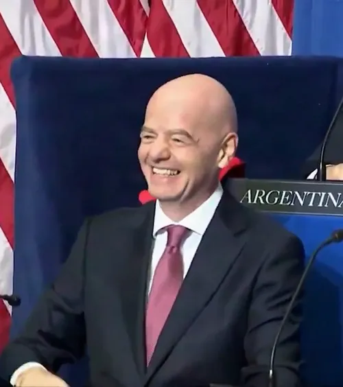 Infantino, apariție bizară    FOTO.   Președintele FIFA a participat la   Consiliul pentru Pace  al lui Trump! Și-a pus pe cap o șapcă controversată