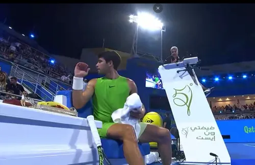Momentul tensionat dintre Carlos Alcaraz și arbitrul de scaun. Foto: captură X/@bIuezoya