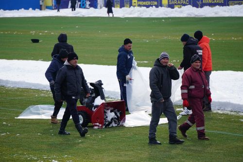 Stadionul „1 Mai” din Slobozia, curățat de salariații Urban și ai DADP. Foto: Facebook, @Ionica Ghinea