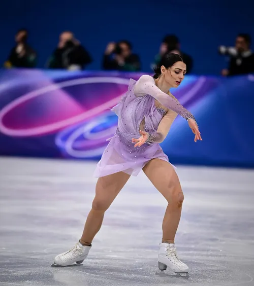 Melodia a costat 5.000€  Patinatoarea Julia Sauter a trecut printr-un   moment delicat  înainte de executarea programului liber de la JO. Implicarea Madonnei în probele de patinaj