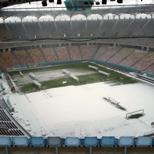 CONDIȚII GRELE     VIDEO+FOTO  Cum arată Arena Națională înainte de Rapid - Dinamo: peisaj de iarnă plină! Se lucrează intens, dar   gazonul suferă