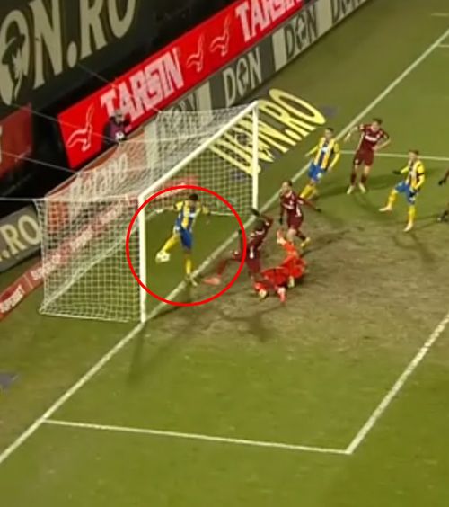 Intervenție de zile mari     FOTO.   Paul Papp a scos mingea   de pe linia porții  în CFR - Petrolul