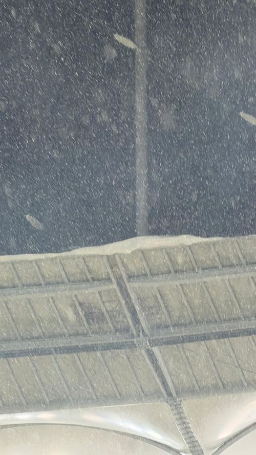 Zăpada de pe acoperișul Arenei Naționale