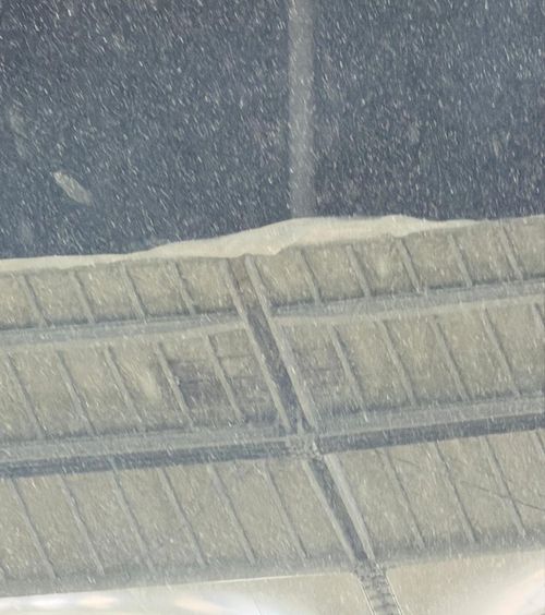 Atenție, cade zăpadă!   Pericol la   Rapid - Dinamo!  Zăpada strânsă pe acoperișul Arenei Naționale aterizează pe gazon!