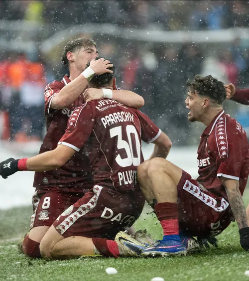 Paraschiv și Moruțan s-au remarcat, în sfârșit!  Seara lor. Seara premierelor la Rapid.   Vârful, primul gol. Mijlocașul, primul assist