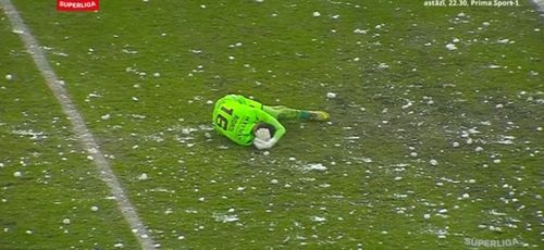 Marian Aioani, atacat cu bulgări de zăpadă în Rapid - Dinamo (foto: captură Prima Sport)