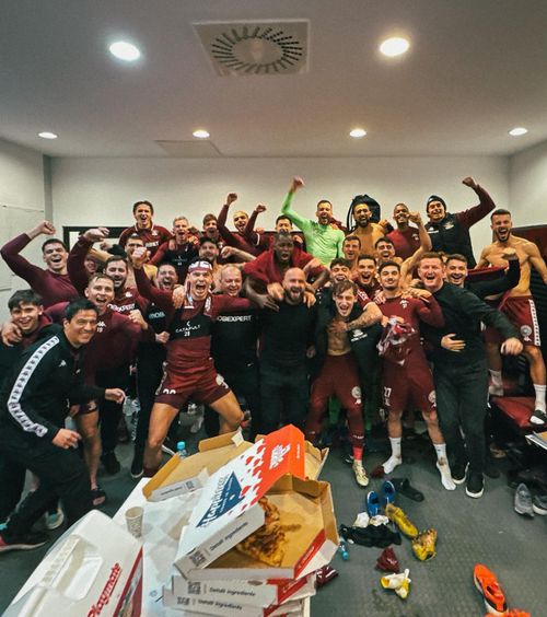 Sărbătoare în vestiar    FOTO.  Cum au celebrat jucătorii de la Rapid după   succesul  contra rivalei Dinamo