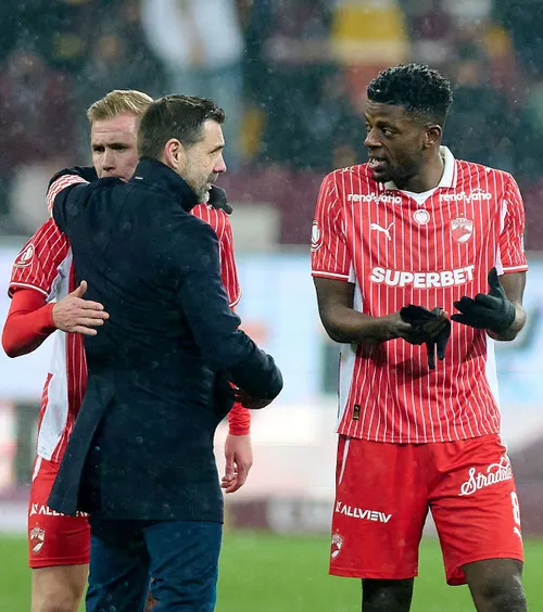 Discuția aprinsă între Kopic și Gnahore, pe teren, după 1-2 cu Rapid Fotografii: Raed Krishan