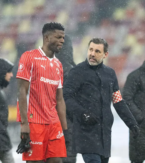 Discuția aprinsă între Kopic și Gnahore, pe teren, după 1-2 cu Rapid