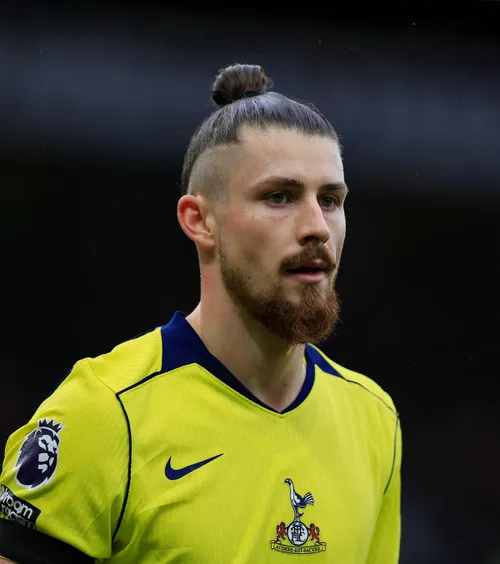 Drăgușin, analizat înainte de derby  Noul antrenor al lui Tottenham a vorbit despre român:   „Nu mai e la fel de tânăr”
