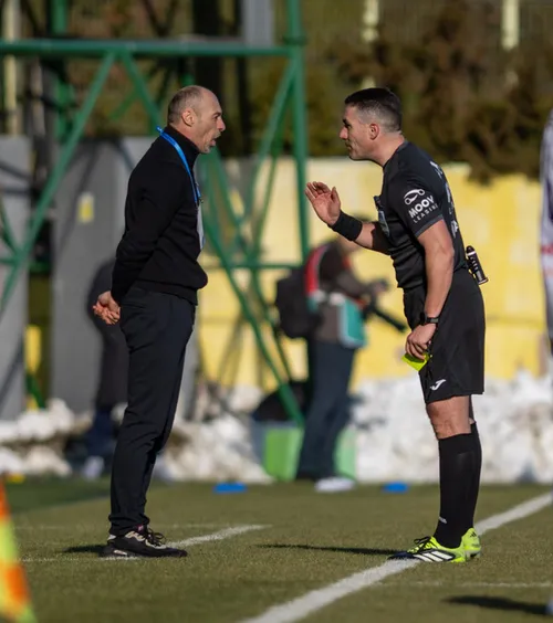 „Tu nu ai voie să vorbești!”    FOTO.   Bogdan Andone,   trimis în tribune  după un dialog aprins cu Istvan Kovacs » Arbitrul l-a „iertat” pe Mario Tudose