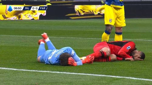 Momente teribile la Milan - Parma. Loftus-Cheek, scos pe targă după doar 10 minute