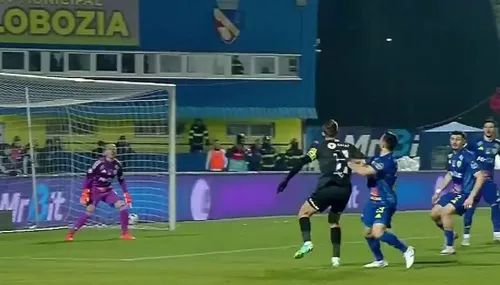 Unirea Slobozia - U Craiova, fazele din careu, cu Bancu în prim-plan. Capturi Prima Sport (10).jpg