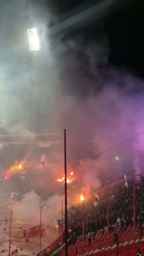 Peluza sud a luat foc pe stadionul „Rajko Mitic” la meciul Steaua Roșie - Partizan Belgrad. Foto: „X”@Awaydays23