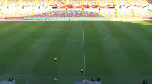 Meci întrerupt de gloanțe!    FOTO:    Toată lumea a fugit la vestiare,  din cauza împușcăturilor din afara stadionului