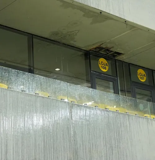 ARENA RUȘINII   Imagini dezolante de la Arena Națională: „plouă” în zona VIP, fotolii deteriorate și   un gazon deplorabil 