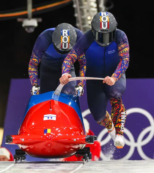 „Ne antrenăm pe unde putem”  Au obținut locul 5 la JO de iarnă, dar   nu au unde să se pregătească.  Mihai Tentea: „Alții au mecanici, noi construim bobul”