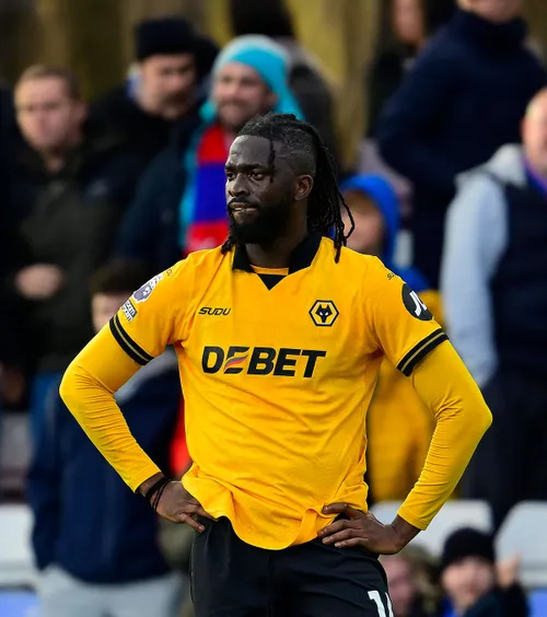 Rasism și homofobie în Premier League  Weekend înfiorător. Poliția are 6 anchete simultane:   „Cioară proastă”. Și „Mori, poponarule!”