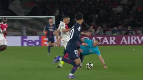 PSG - AS Monaco, Istvan Kovacs cade după o ciocnire cu Joao Neves. Capturi X (14).jpg