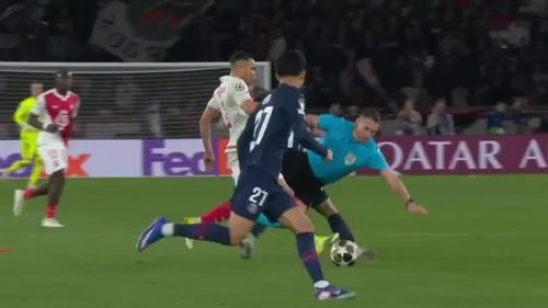 PSG - AS Monaco, Istvan Kovacs cade după o ciocnire cu Joao Neves. Capturi X (15).jpg