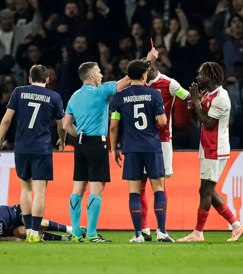 Kovacs, acuzat!  Antrenorul lui Monaco, tir asupra arbitrului după 2-2 cu PSG. Fanii vorbesc de   „mită”, „valize” și „corupție”!  Cine îl apără pe român