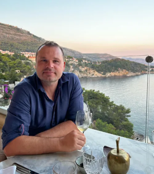 „Nu am vrut să fiu un idiot nenorocit”  Coșmarul Stelei din 2006 a ajuns   în spatele tejghelei:  „Nu mi-a plăcut niciodată faima”