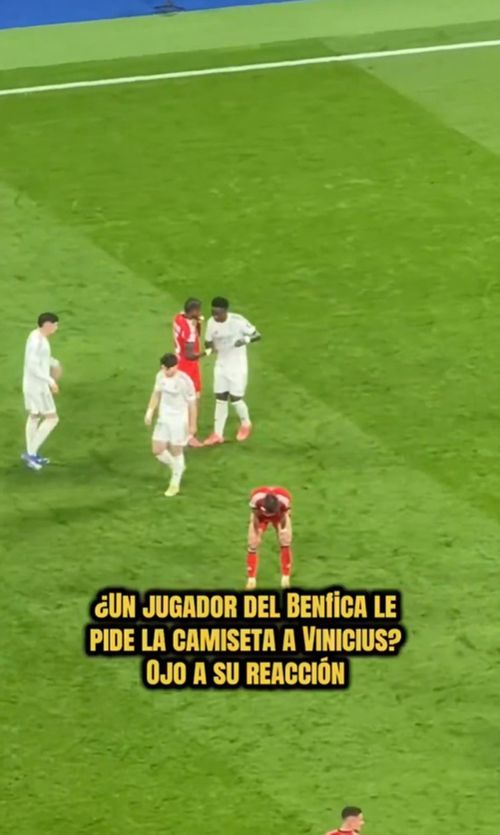 Momentul cu Sidny Lopes Cabral când îi cere tricoul lui Vinicius. Foto: captură X/@DominiodeBola_