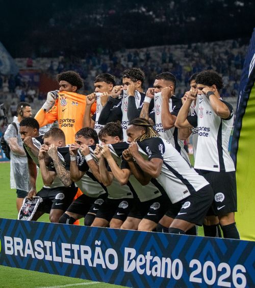 Cu tricoul la gură     FOTO.    Imagini puternice  în Brazilia: gestul făcut de Corinthians împotriva abuzurilor rasiste la adresa lui Vinicius