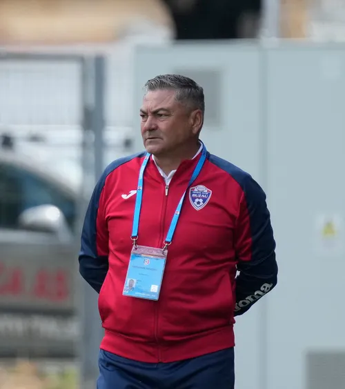 Ilie Stan a revenit pe bancă    FOTO.    Poza bizară  cu care a fost prezentat antrenorul la noua sa echipă. „Ilie Stan”, recreat cu AI?